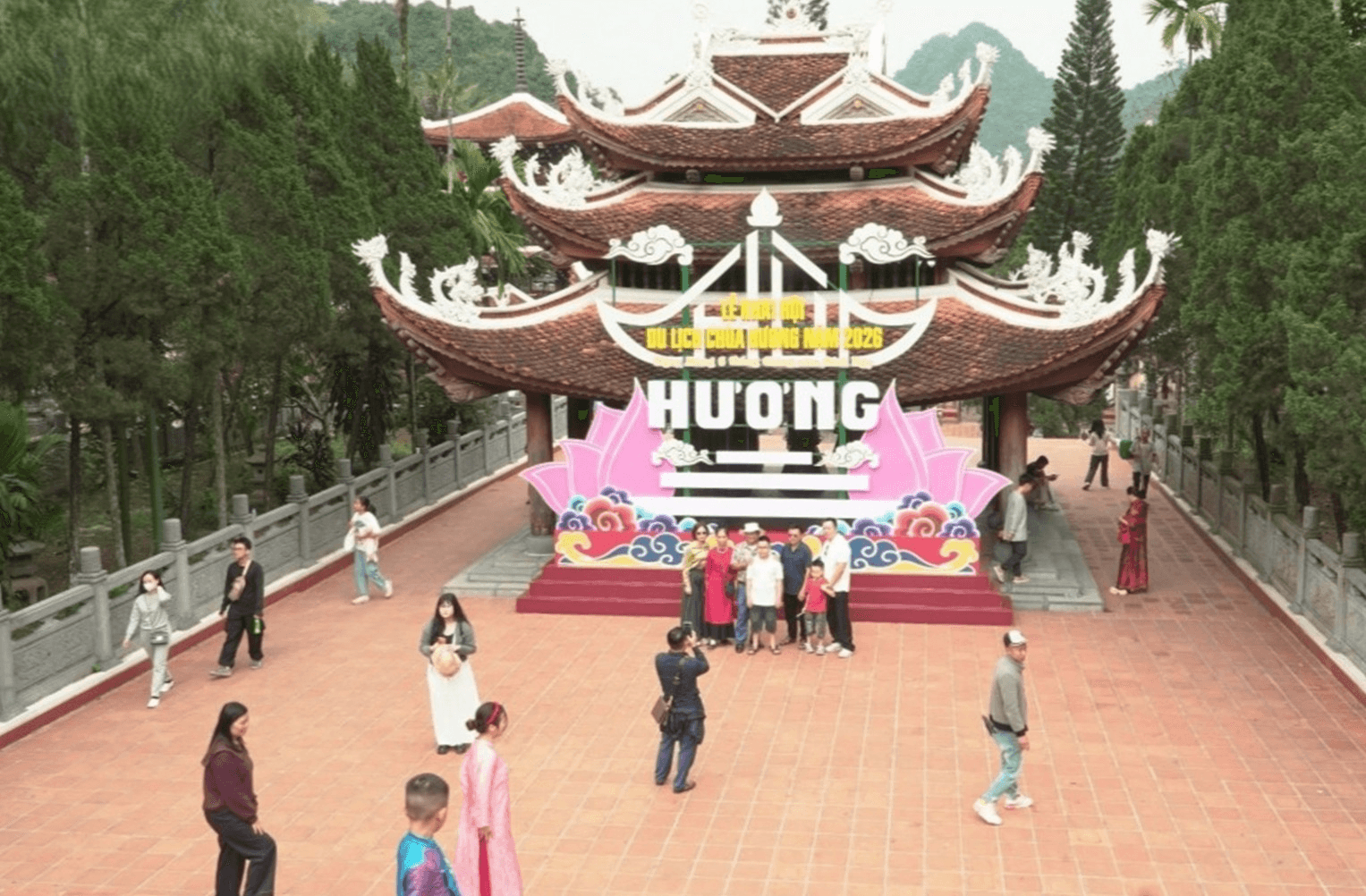 Lễ hội chùa Hương 2026 chào đón khách tham quan trong dịp Tết