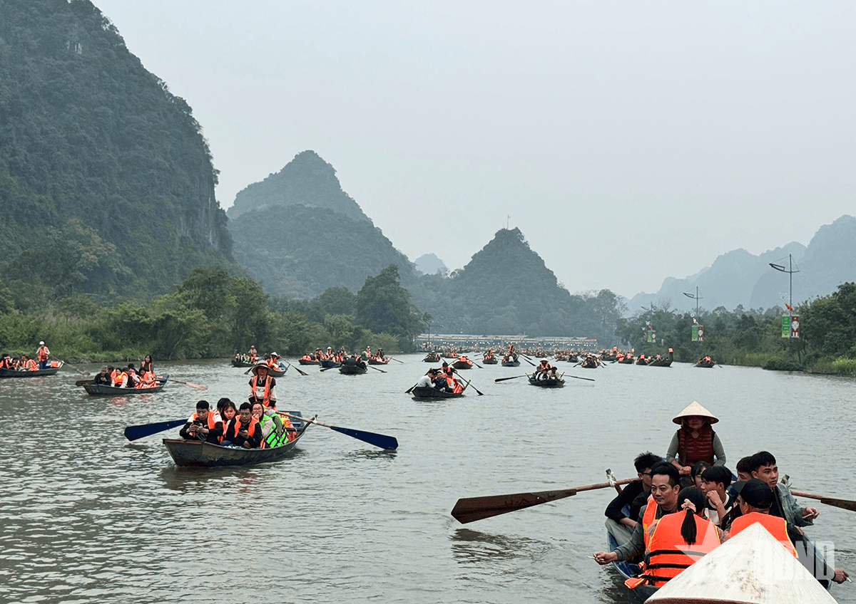 Cáp treo chùa Hương tắc nghẽn ngày Mồng 3 Tết