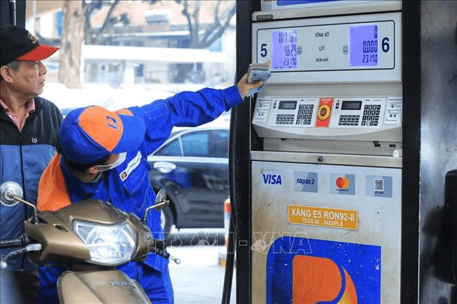 Từ chiều nay (20-2), giá xăng giảm, giá dầu tăng
