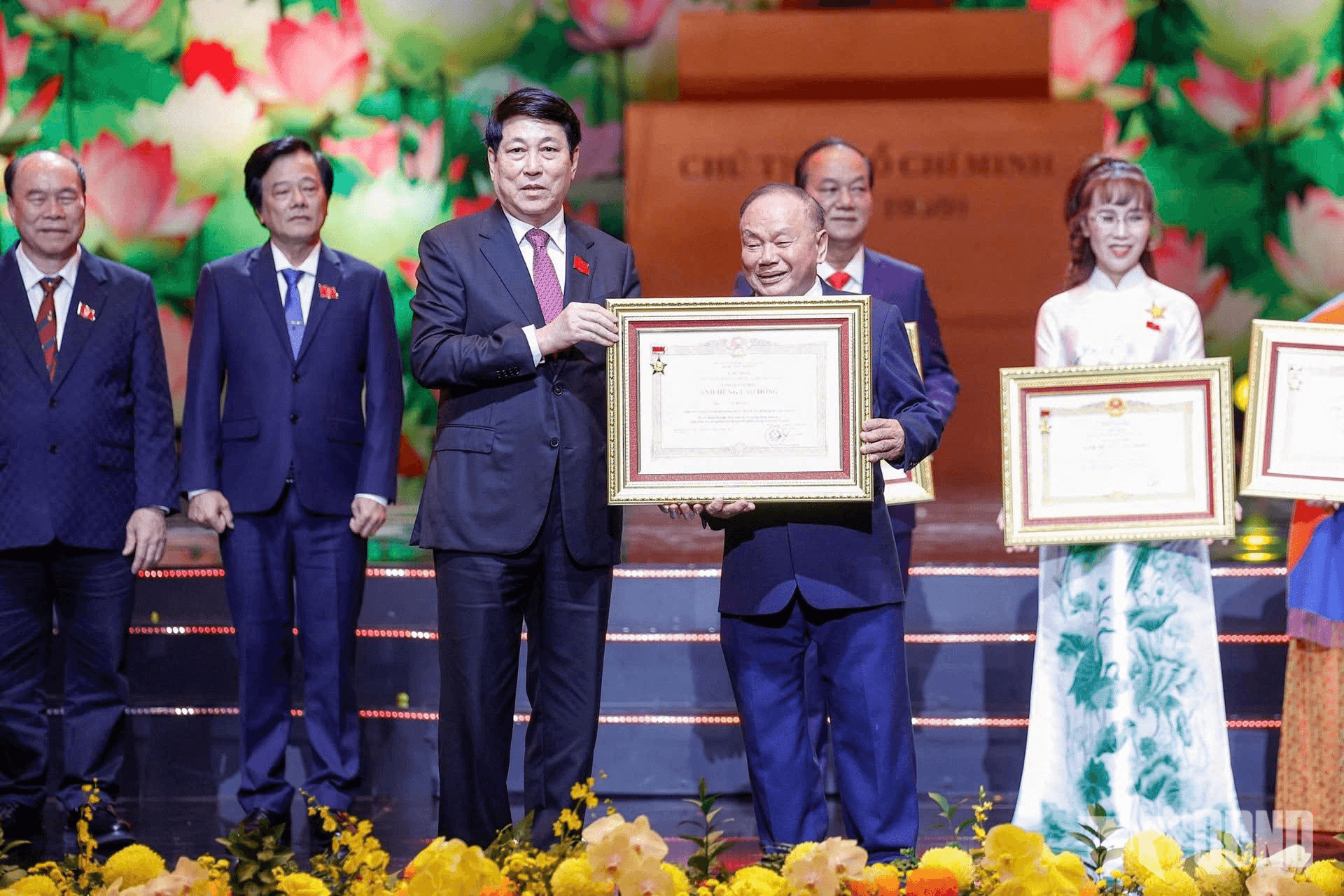 Anh hùng tuổi 90