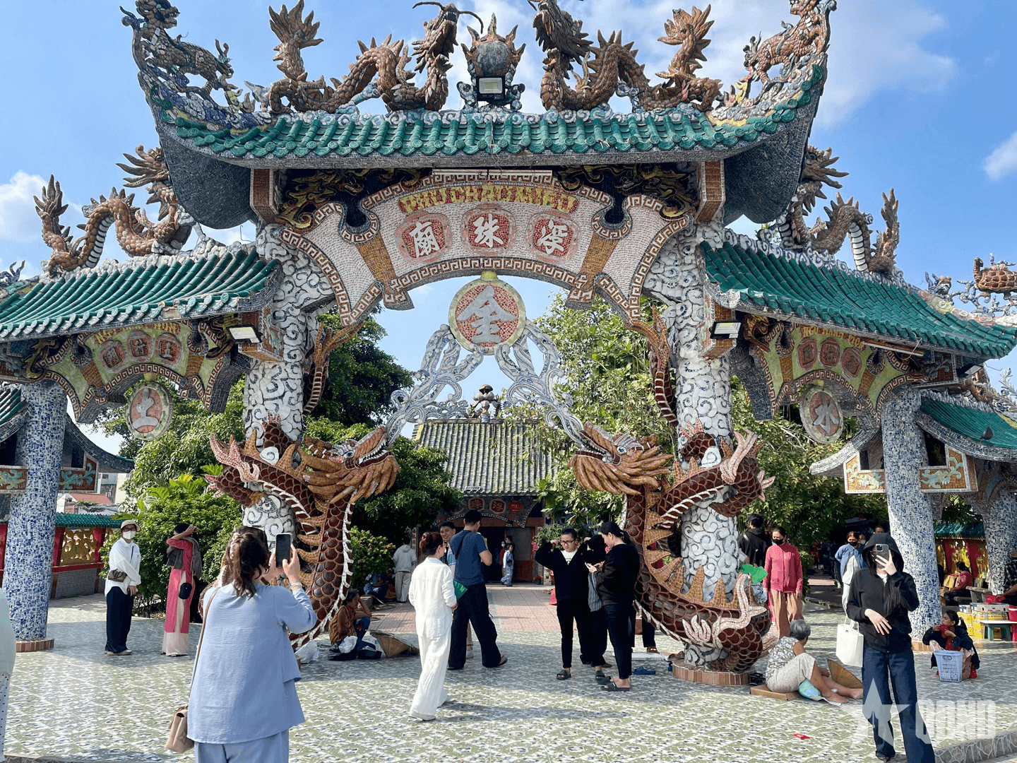 TP Hồ Chí Minh: Người dân du xuân tại ngôi miếu cổ nằm giữa dòng sông