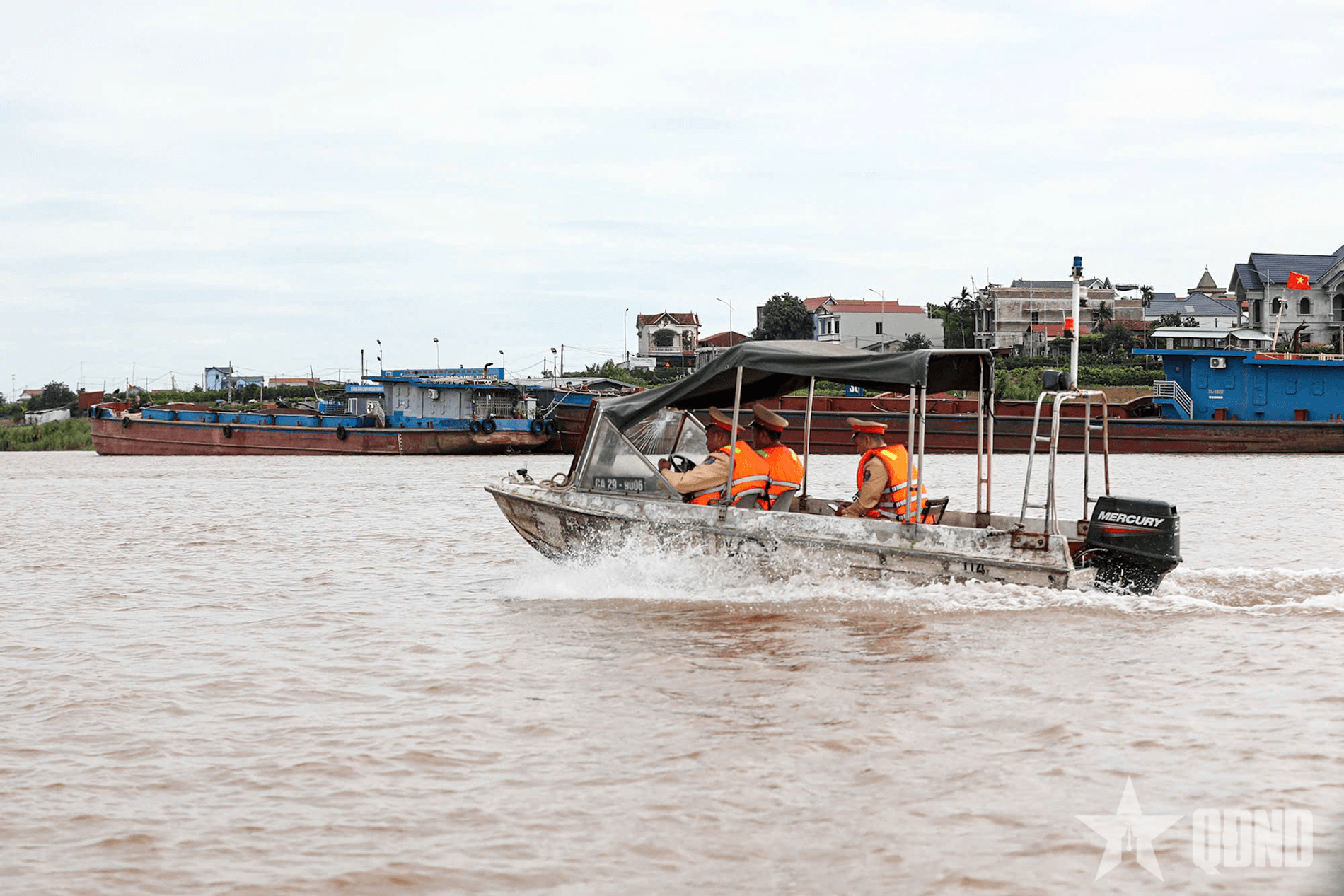 Cảnh sát đường thủy Hà Nội chủ động bảo đảm giao thông sau Tết Nguyên đán