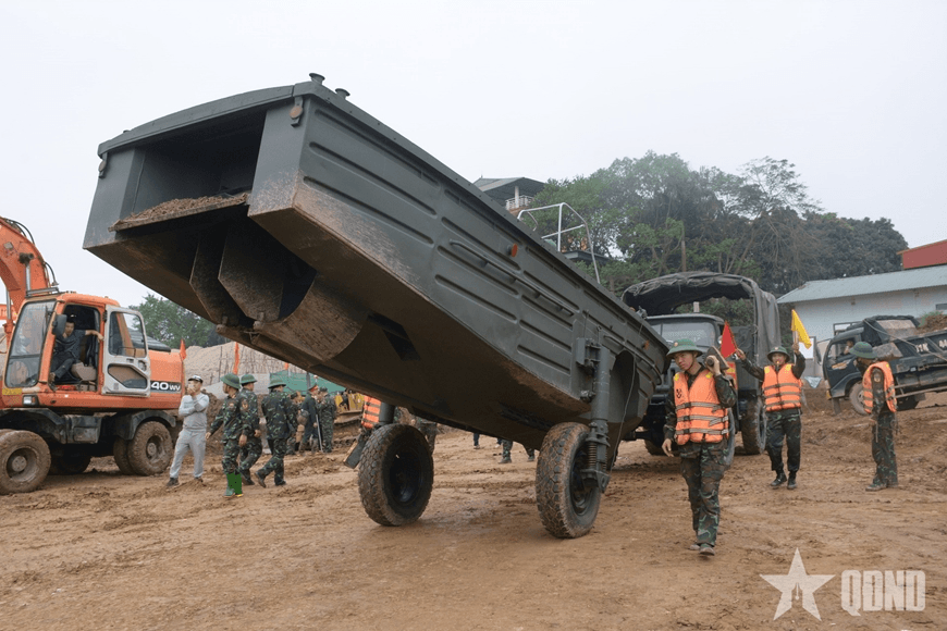 Tặng Bằng khen của Bộ trưởng Bộ Quốc phòng cho 5 tập thể, 37 cá nhân có thành tích xuất sắc đột xuất bắc cầu phao qua sông Lô