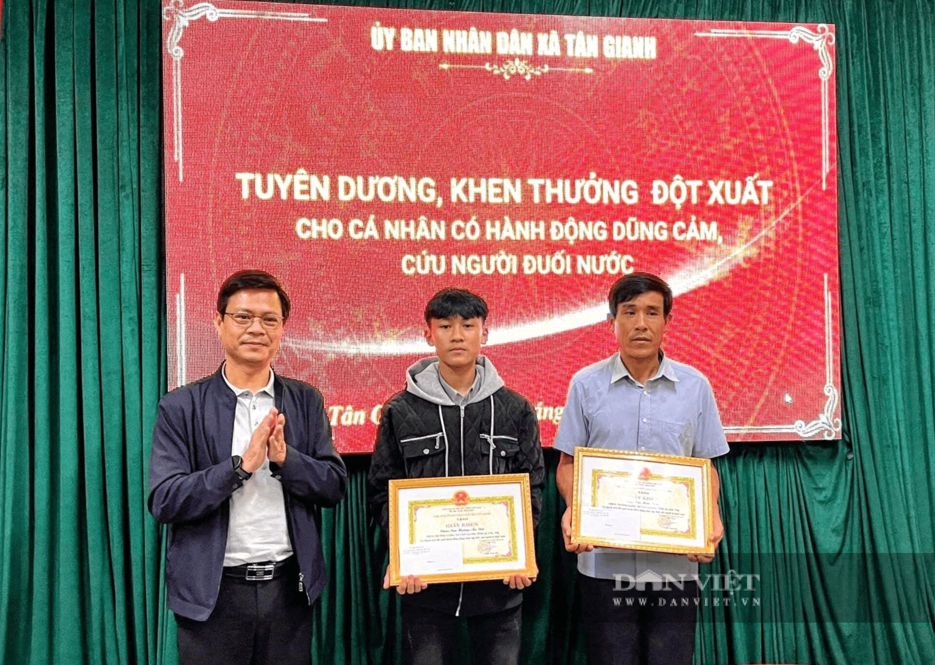 Khen thưởng hai bố con cứu người trong vụ lật thuyền trên sông Gianh