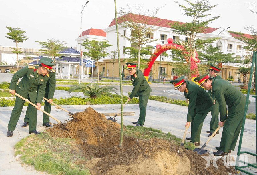 Bộ CHQS thành phố Huế phát động Tết trồng cây “ Đời đời nhớ ơn Bác Hồ”