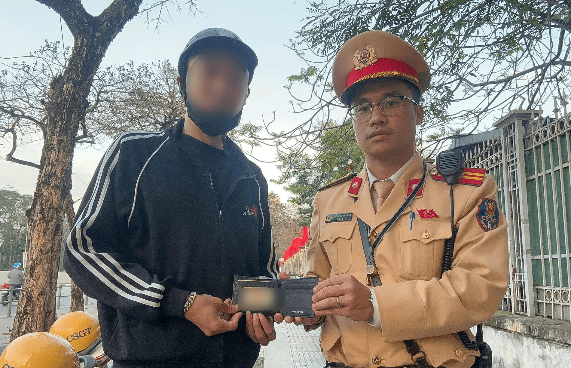 Hà Nội: Cảnh sát giao thông trả ví cho người đánh rơi