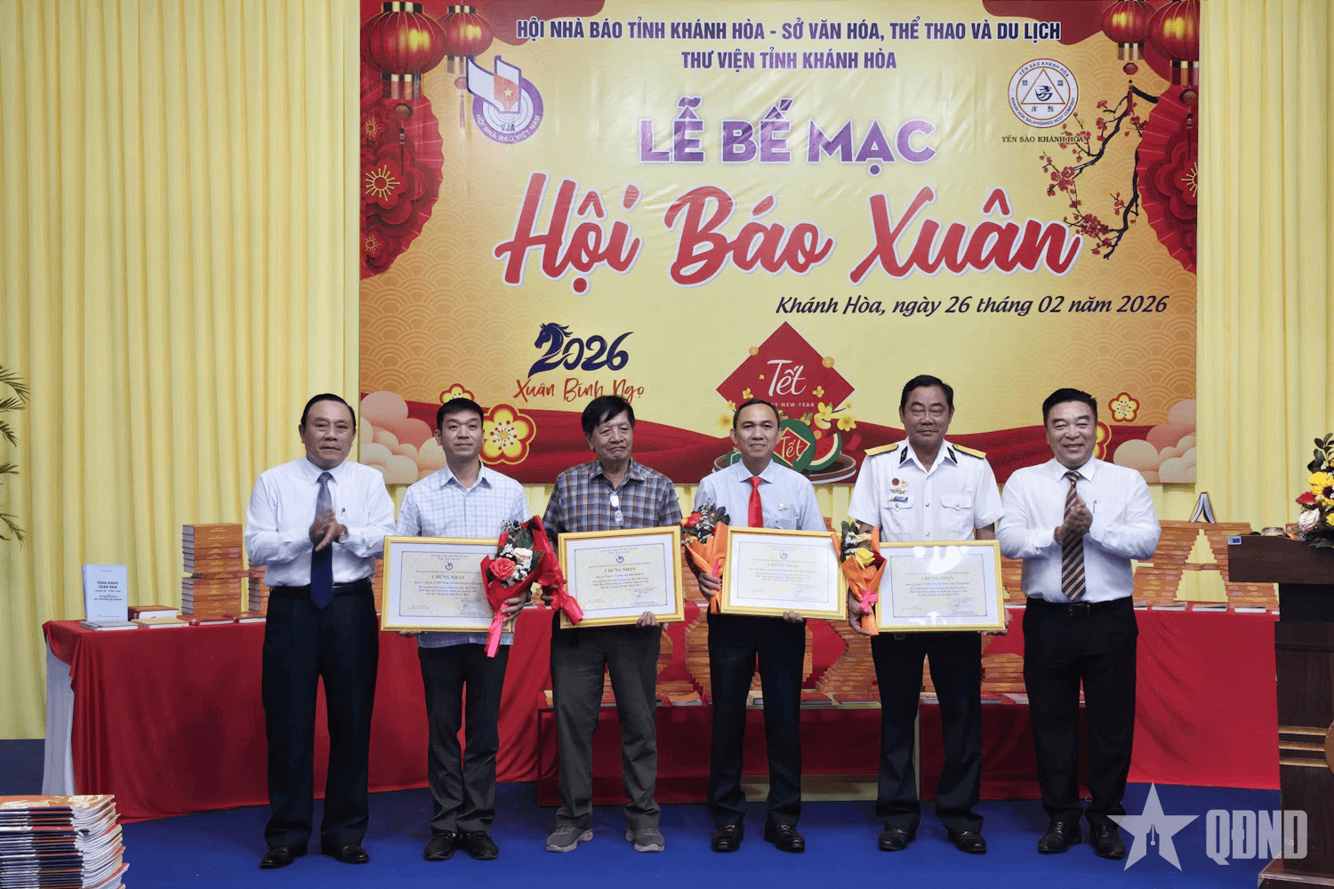 Hơn 1.000 ấn phẩm báo chí tặng quân và dân đặc khu Trường Sa