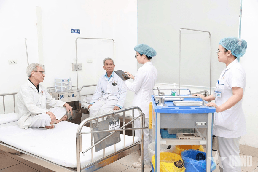 Điều dưỡng Bệnh viện Quân y 354: Lặng thầm chăm sóc, bền bỉ trao niềm tin