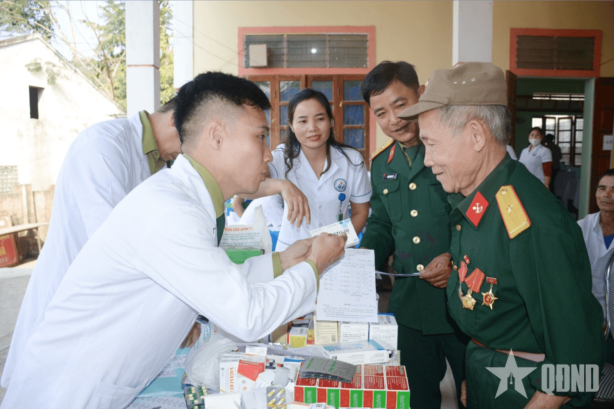 Nơi bản xa có thầy thuốc quân y