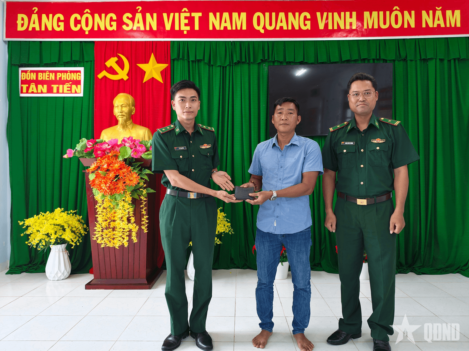 Đồn Biên phòng Tân Tiến (Cà Mau) trao lại của rơi cho người đánh mất