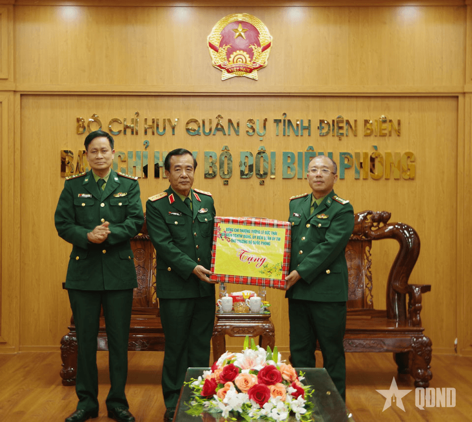 Thượng tướng Lê Đức Thái thăm, tặng quà Bộ đội Biên phòng tỉnh Điện Biên