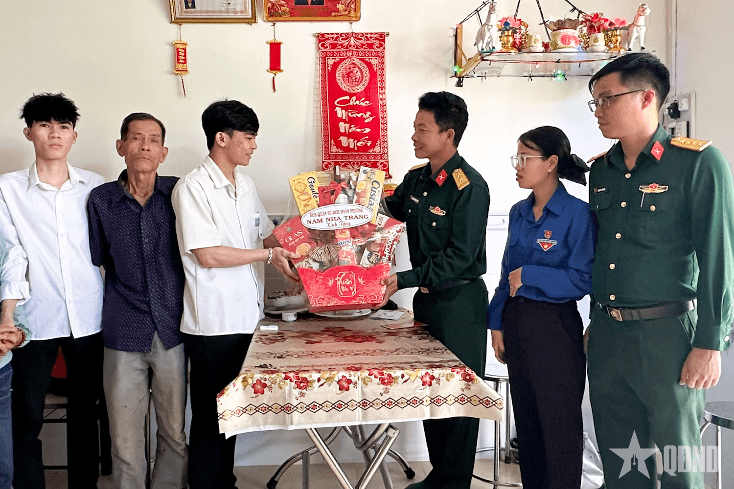Gác lại việc riêng, viết tiếp truyền thống