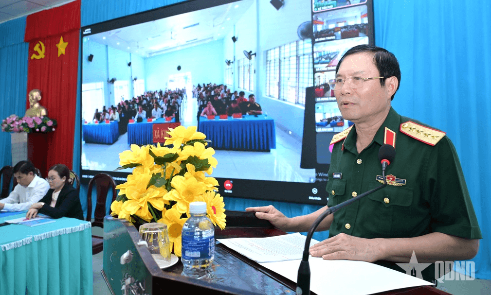 Đại tướng Nguyễn Tân Cương tiếp xúc cử tri trên quê hương Ấp Bắc