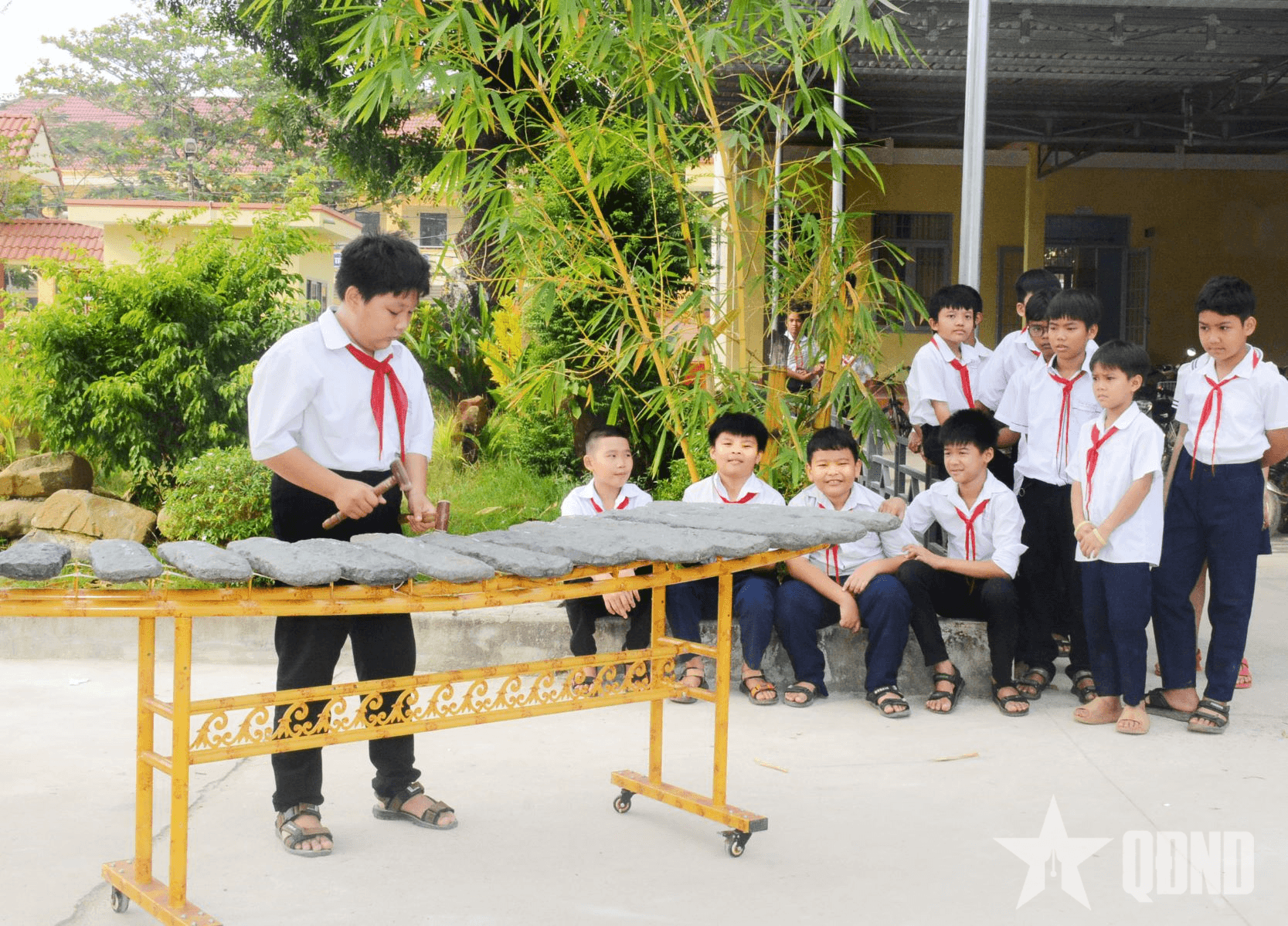Tiếng đàn đá và giấc mơ quân phục