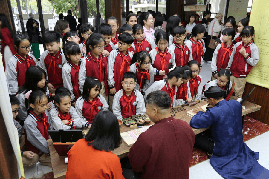 Chiêm ngưỡng phiên bản Châu bản triều Nguyễn và trải nghiệm "Lưu dấu mộc bản"