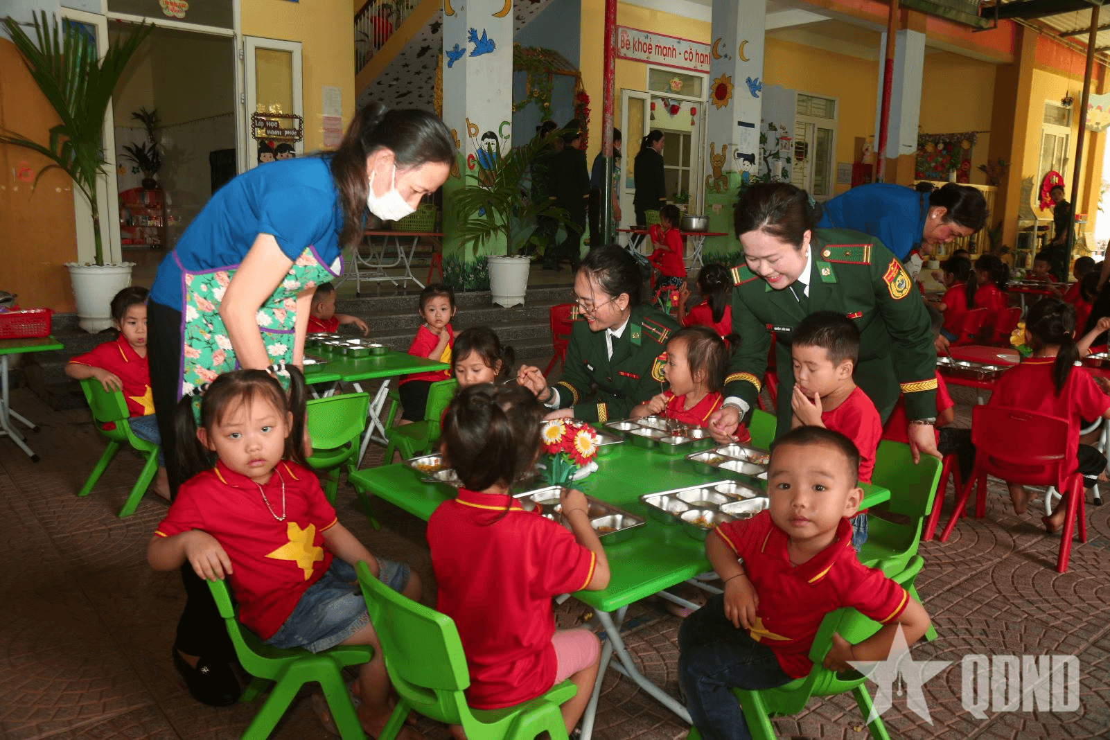 Phụ nữ Biên phòng tổ chức "Bữa cơm cho em" ở Trường Mầm non Môn Sơn