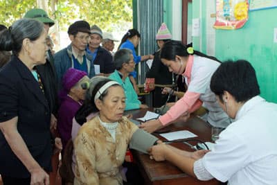 “THẢM ĐỎ” VÀ MÔI TRƯỜNG CỐNG HIẾN