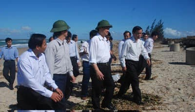 CÁN BỘ BÁM DÂN TRONG GIAN KHÓ
