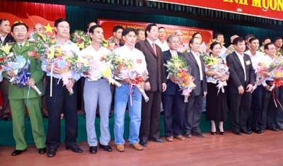 BẢO VỆ NGƯỜI CHỐNG GIẶC “NỘI XÂM”
