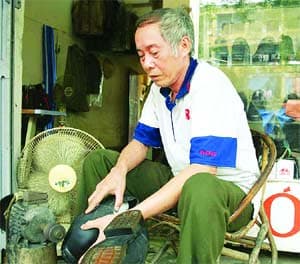Trong lao tù, lấy máu mình vẽ cờ Đảng