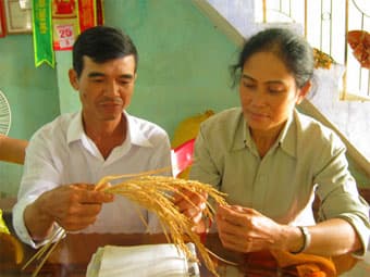 NHÀ KHOA HỌC “CHÂN ĐẤT”
