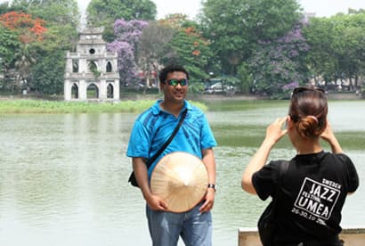 “MỞ LÒNG ĐÓN KHÁCH”