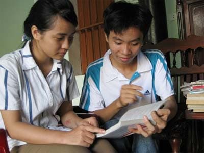 GIÚP ĐỠ CÁC THỦ KHOA NGHÈO