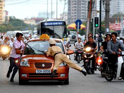 "BÁO ĐỘNG ĐỎ" VỀ VĂN HÓA GIAO THÔNG