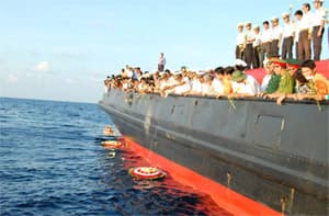 THẢ HOA TRÊN SÔNG, BIỂN TƯỞNG NIỆM CÁC LIỆT SĨ