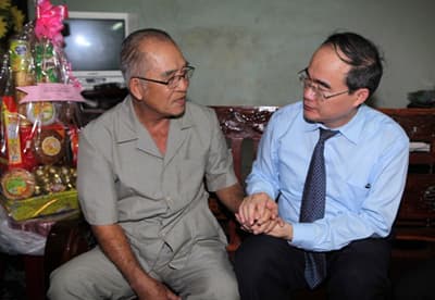 CHUNG SỨC CHĂM LO TẾT CHO DÂN