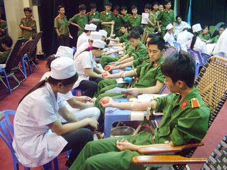 TÌNH NHÂN TRONG LỄ HỘI XUÂN HỒNG