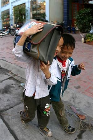 GÁNH NẶNG TRÊN ĐÔI VAI TRẺ THƠ