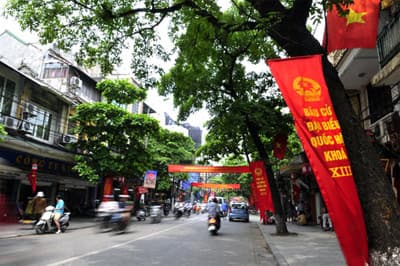 BỨC TRANH “TRĂM HOA ĐUA NỞ”