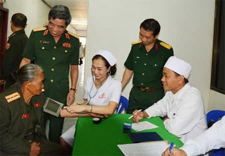 Chiến sĩ áo trắng trên đất nước Triệu Voi