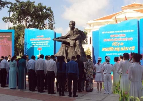 Giao lưu và biểu diễn nghệ thuật “Ký ức người mẹ Bàn Cờ”