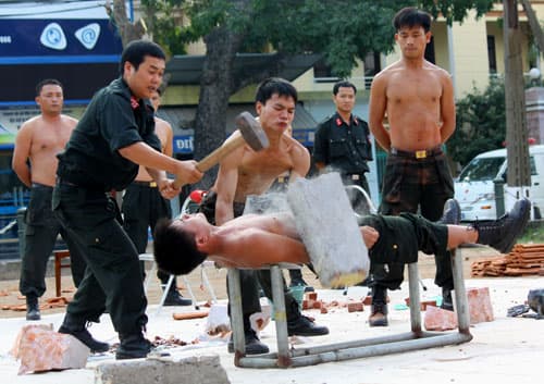 Cảnh sát cơ động phô diễn sức mạnh