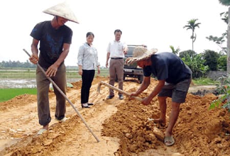 "VIỆC LÀNG, ĐẤT VÀNG CŨNG HIẾN"