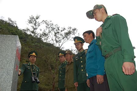 Những người con của bản