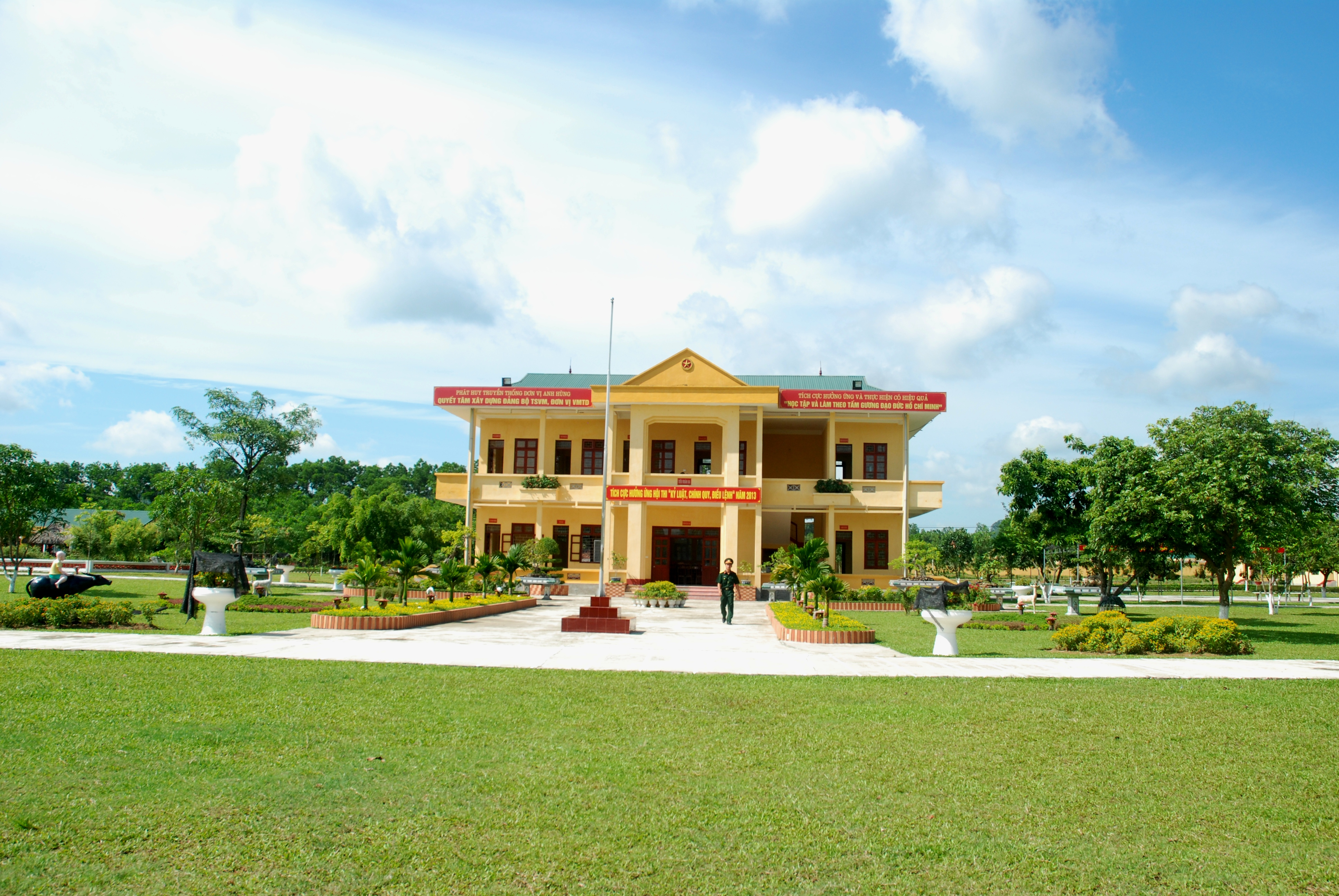 Một số hình ảnh hoạt động hậu cần Lữ đoàn xe tăng 202