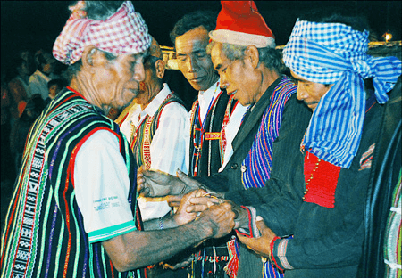 PHÁT HUY VAI TRÒ GIÀ LÀNG