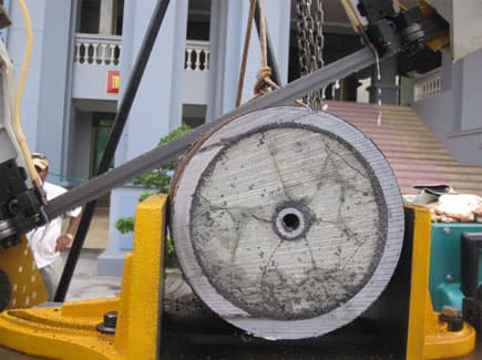 BOMICEN tiếp nhận máy cắt bom