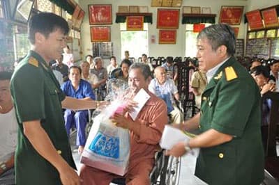 CHUNG TAY CHĂM SÓC NGƯỜI CÓ CÔNG
