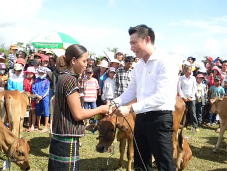 GIÚP NGƯỜI NGHÈO TÂY NGUYÊN