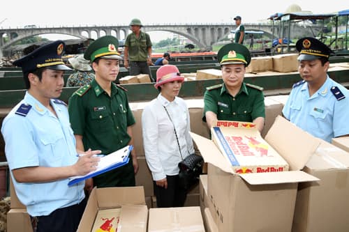 BĐBP khu vực biên giới phía Bắc làm thủ tục giúp người dân, doanh nghiệp