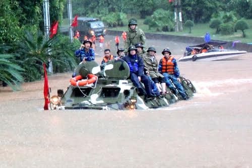 Những “ánh sao” trong mưa lũ