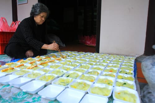 Lặng lẽ những bữa cơm từ thiện