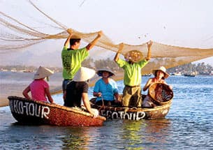 KHÁCH DU LỊCH LÀM NÔNG DÂN PHỐ CỔ HỘI AN