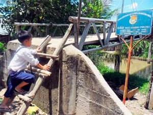 XÂY CẦU “QUÊN” ĐƯỜNG DẪN