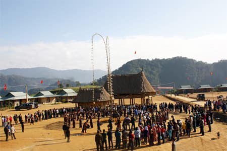 Mừng xuân mới, người Cơ Tu mở hội đâm trâu
