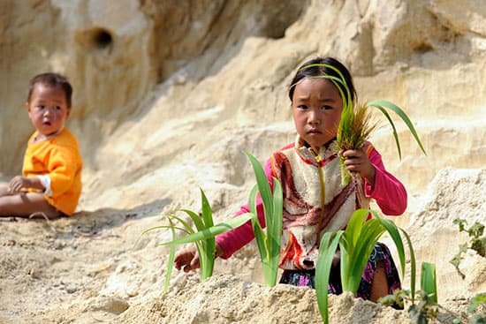 “Đồ chơi” của trẻ vùng cao